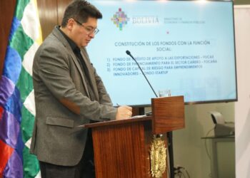 El ministro de Economía, Marcelo Montenegro, en conferencia de prensa.