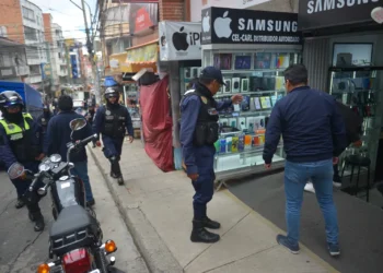 Vecinos comerciantes y la Alcaldía realizan el reordenamiento en la calle Eloy Salmón.