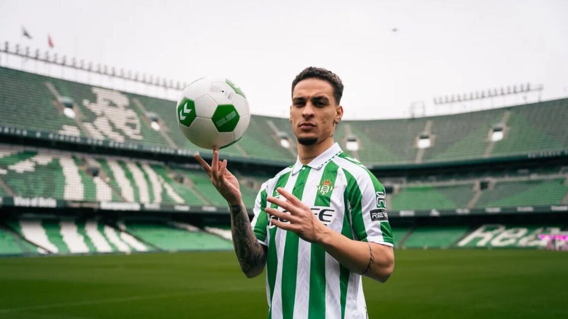 El brasileño Antony con la casaca de Betis.