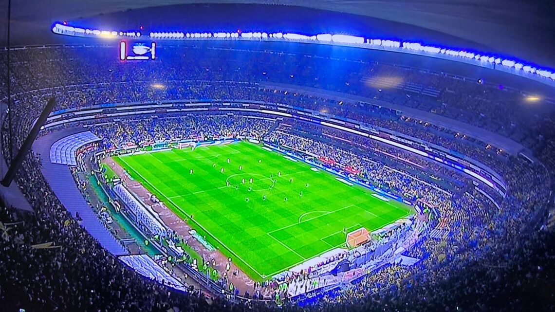 Un estadio Azteca abarrotado.