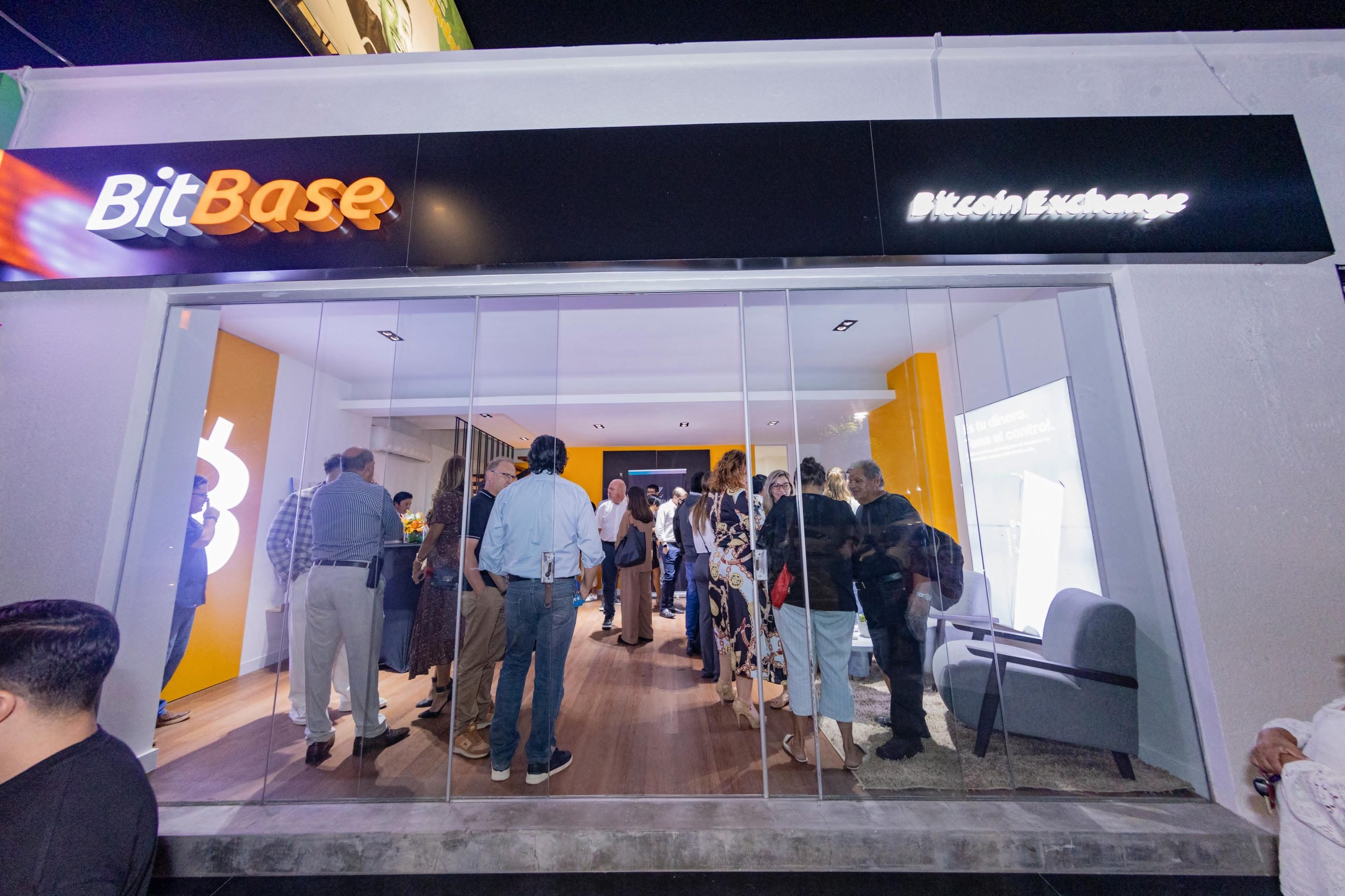 BitBase instala el primer cajero Bitcoin en Bolivia