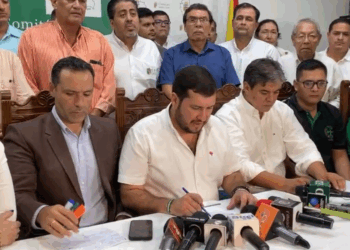 Stello Cochimanidis, presidente del Comité pro Santa Cruz, da lectura a los acuerdos.