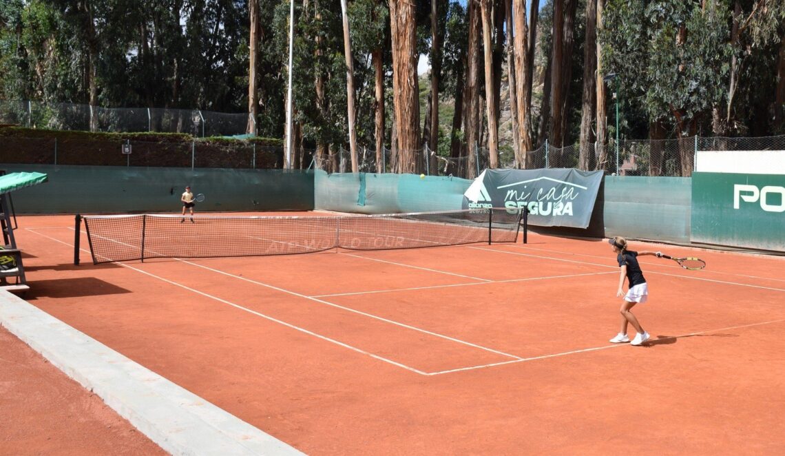 Acción de un partido en el Club de Tenis La Paz, donde se fundará el IC Bolivia.