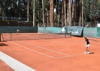 Acción de un partido en el Club de Tenis La Paz, donde se fundará el IC Bolivia.