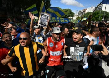 Los hinchas de fútbol que marcharon junto a los jubilados contra el ajuste fiscal