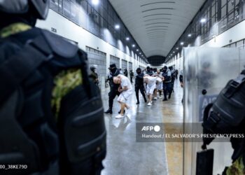 Los deportados ya están en una cárcel de El Salvador