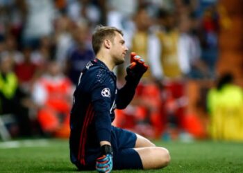 Neuer en el suelo después de sentir una molestia