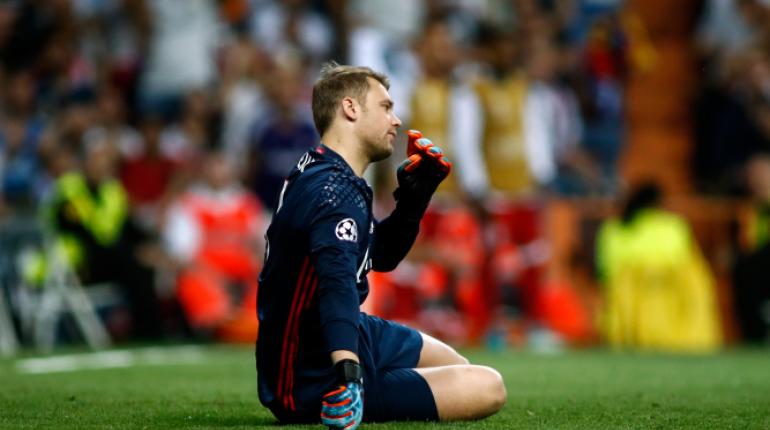 Neuer en el suelo después de sentir una molestia