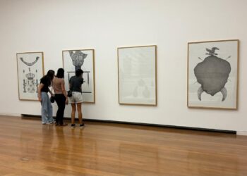 Obras del artista boliviano José Ballivián se exponen en la Bienal del Mercosur.