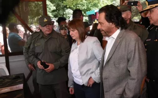 La ministra de Seguridad, Patricia Bullrich y el gobernador de Salta Gustavo Sáenz en una actividad en la frontera de Salvador Mazza, Argentina.