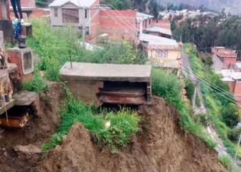 Varias sepulturas quedaron al aire por un deslizamiento en el cementerio de Ovejuyo.