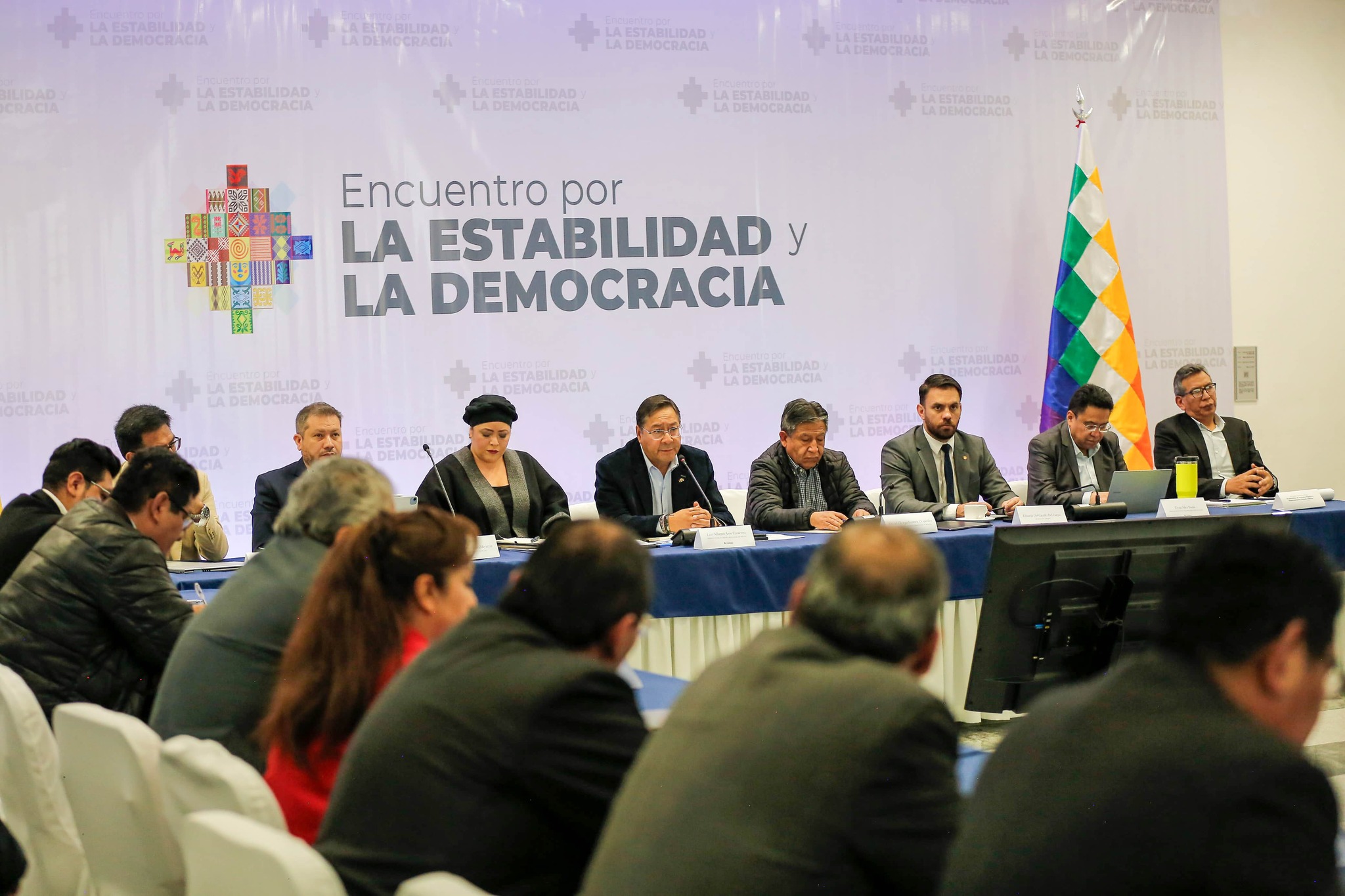 Autoridades de Gobierno, encabezado por el presidente Luis Arce y los actores políticos.
