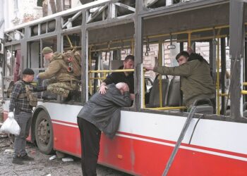 Un bus fue alcanzado por uno de los misiles