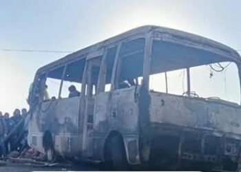 El bus escolar quedó en cenizas tras el incendio.