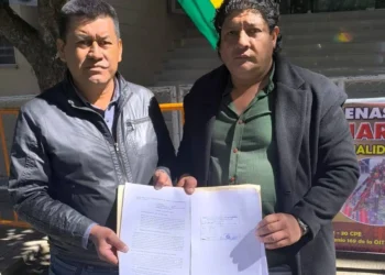 La defensa legal de la CIDOB recibe la copia de recibido del documento presentado. Foto RRSS