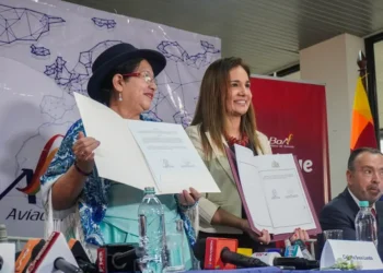 La canciller Celinda Sosa y la subsecretaria de Relaciones Exteriores de Chile, Gloria de la Fuente tras la firma del acuerdo. Foto: Cancillería de Bolivia