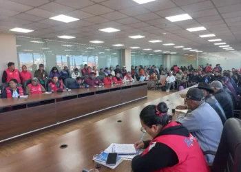 Reunión entre la Alcaldía de El Alto, el Viceministerio de Autonomías y fejuves. FOTO: GAMEA