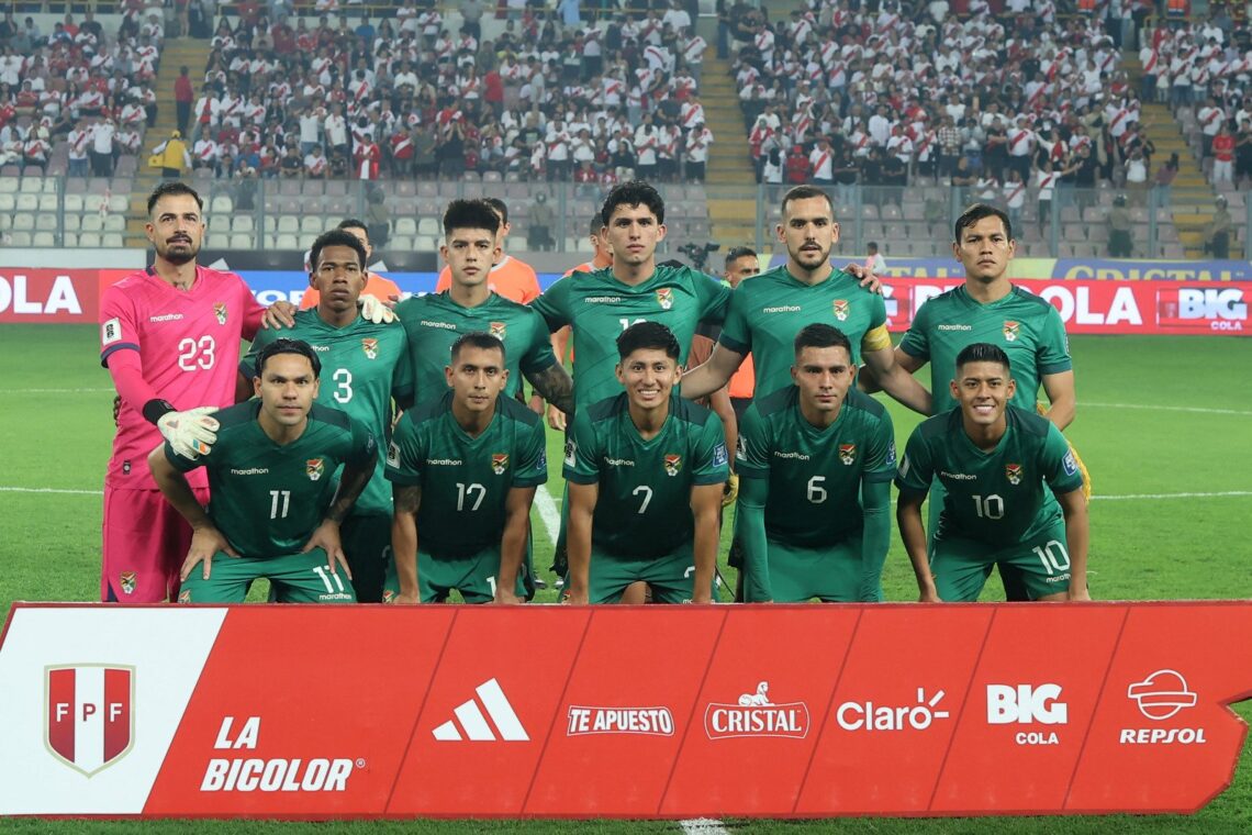 La formación de Bolivia en el estadio Nacional de Lima.