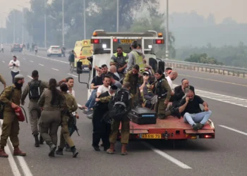 El ejército israelí ayuda con la evacuación/AFP
