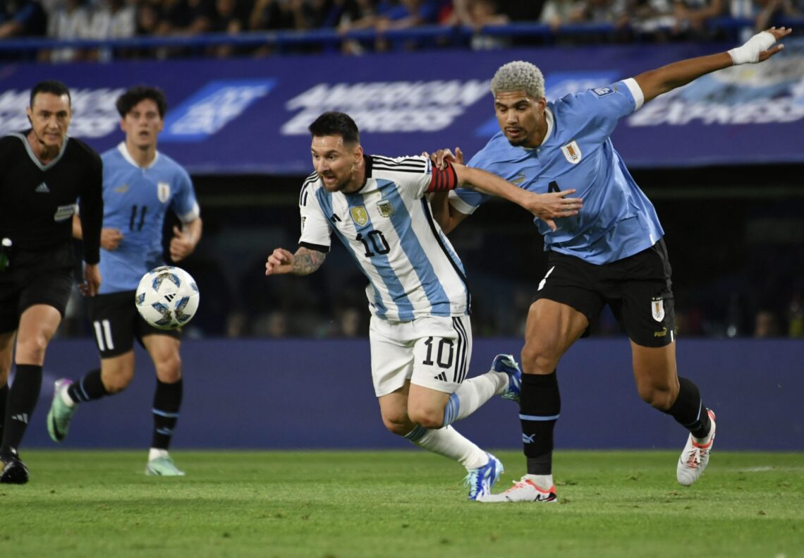 Lionel Messi y Ronald Araújo disputan el balón en el último choque entre Argentina y Uruguay.