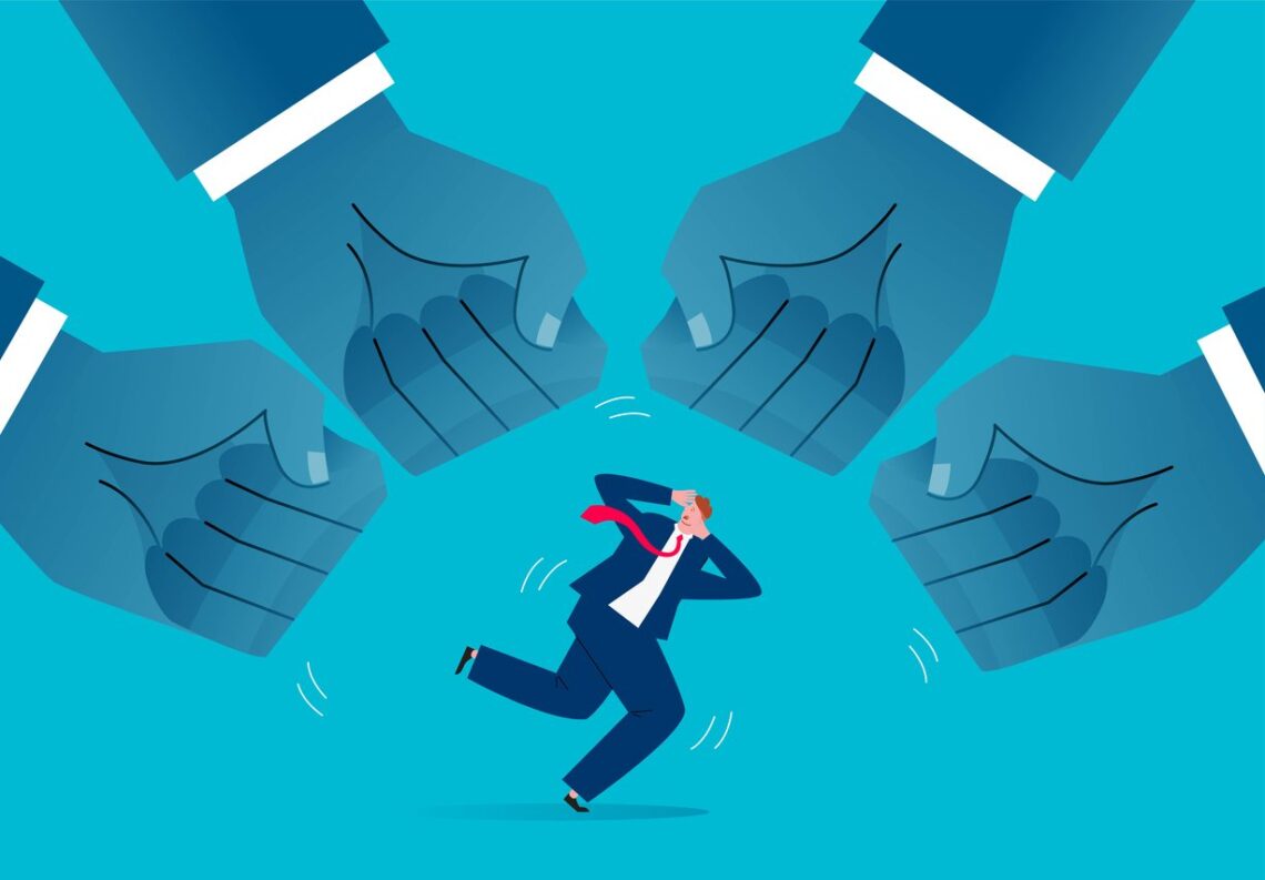 Four fists to hit the businessman, sanctions and restraints