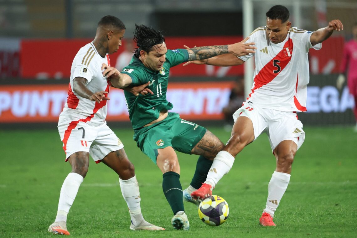 El delantero Carmelo Algarañaz soporta la marca de dos rivales peruanos.