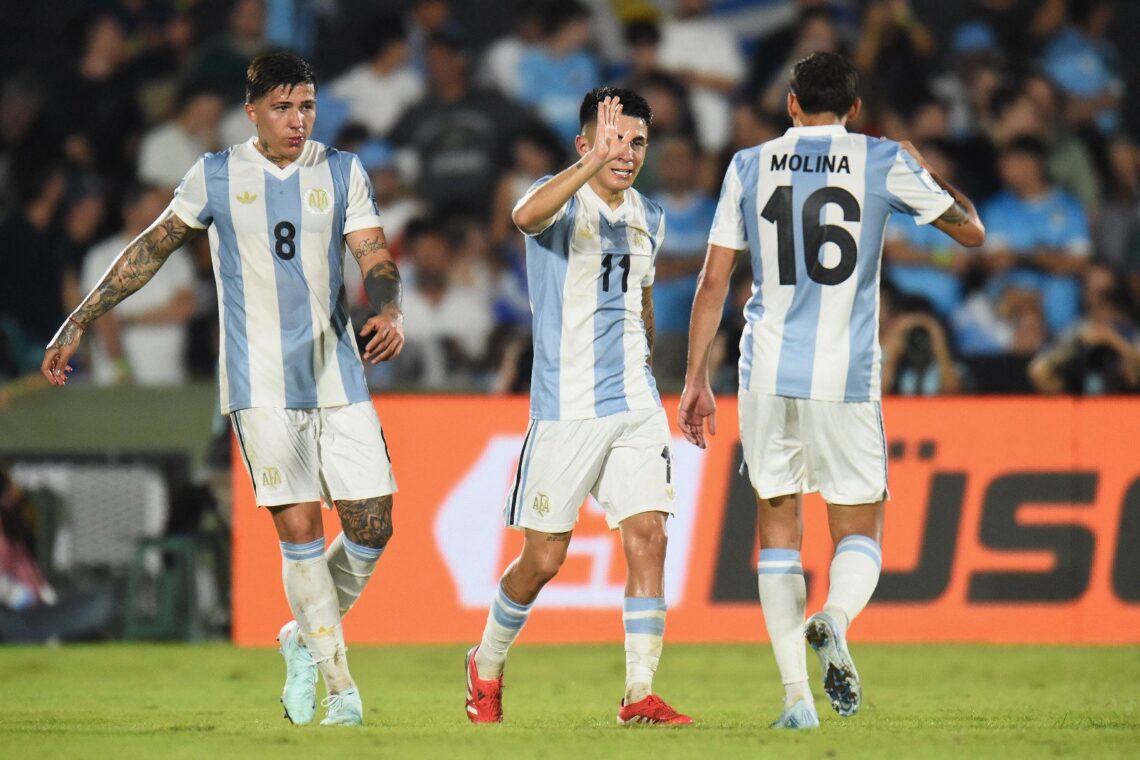 Los jugadores argentinos celebran el gol del triunfo.