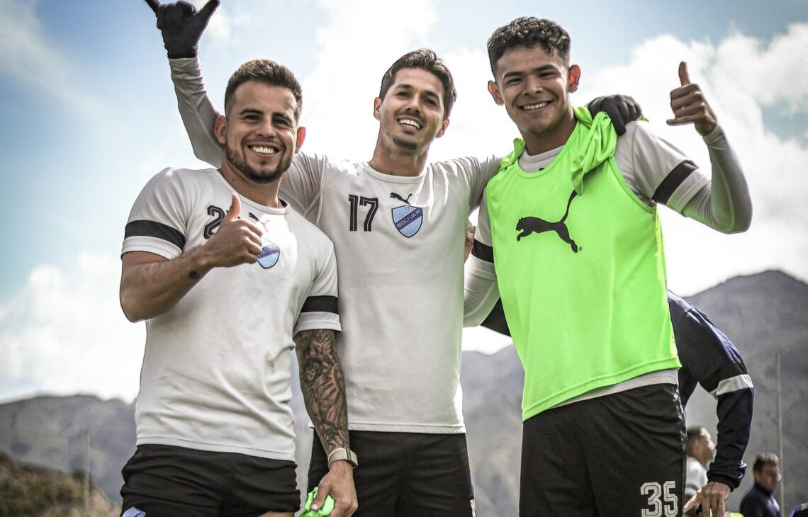 Los jugadores de Bolívar como Henry Vaca, Patricio Rodríguez y otro de los integrantes en Ananta.