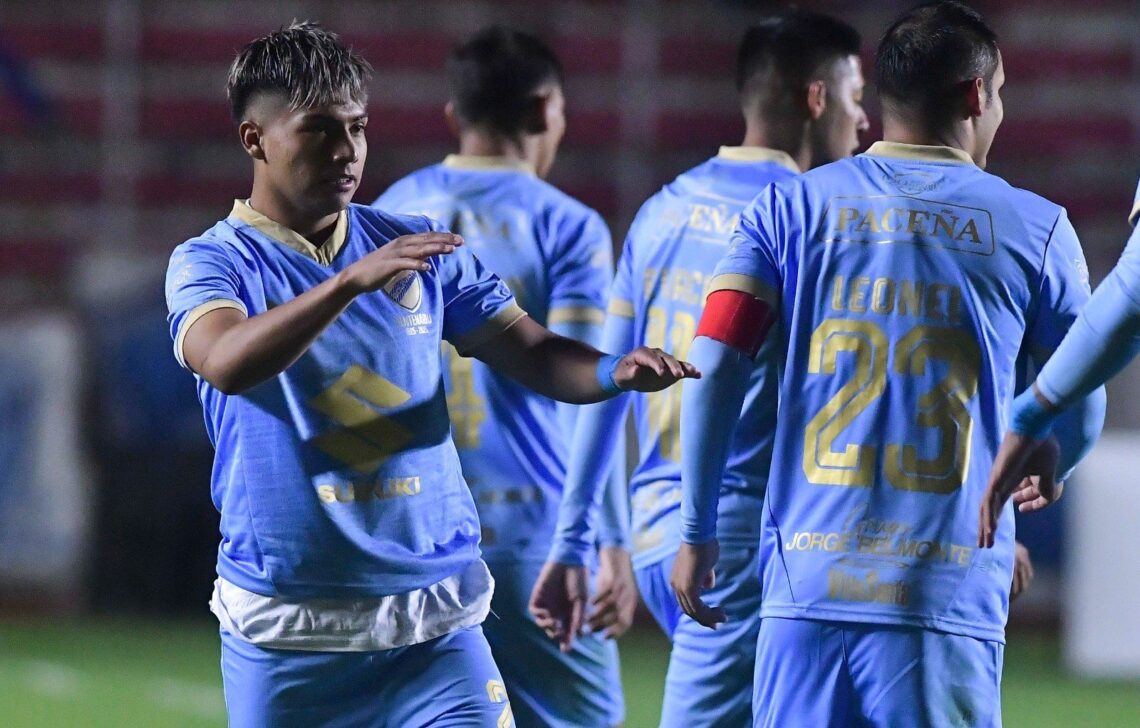 John Velásquez (izq.) y Leonel Justiniano, junto a sus compañeros, celebran el tercer gol este viernes.