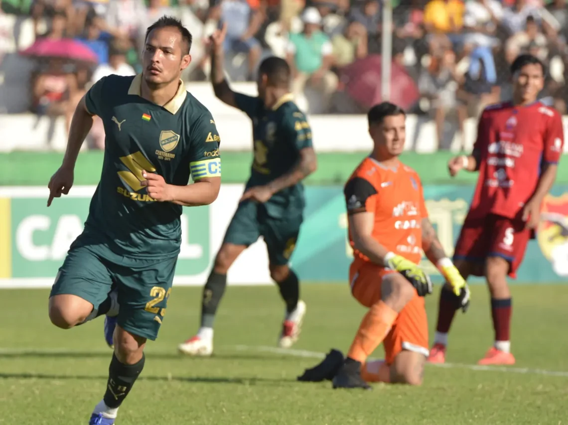 Leonel Justiniano inicia el festejo para el 2-1 de Bolívar ante Guabirá, este domingo en Montero. (APG)