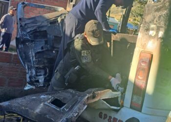 El bus escolar quedó reducido a chatarra debido al incendio. Foto: Facebook Canal Trece UTV.