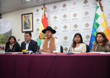 El viceministro de Turismo, Hiver Flores, brindó una conferencia junto al alcalde de Copacabana y otros representantes. Foto: Ministerio de Desarrollo Productivo y Economía Plural.