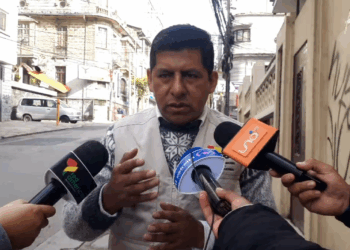 El vocal del TSE, Tahuichi Tahuichi, es entrevistado por la prensa.