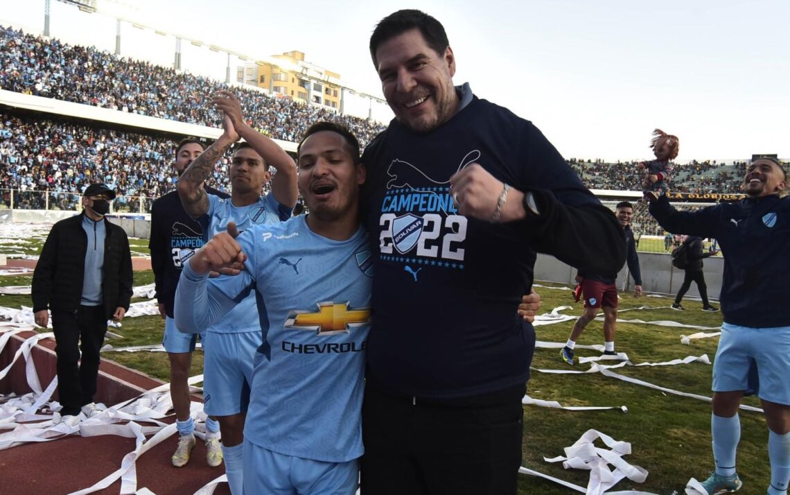 Leonel Justiniano celebra un título con Marcelo Claure, presidente de la entidad.