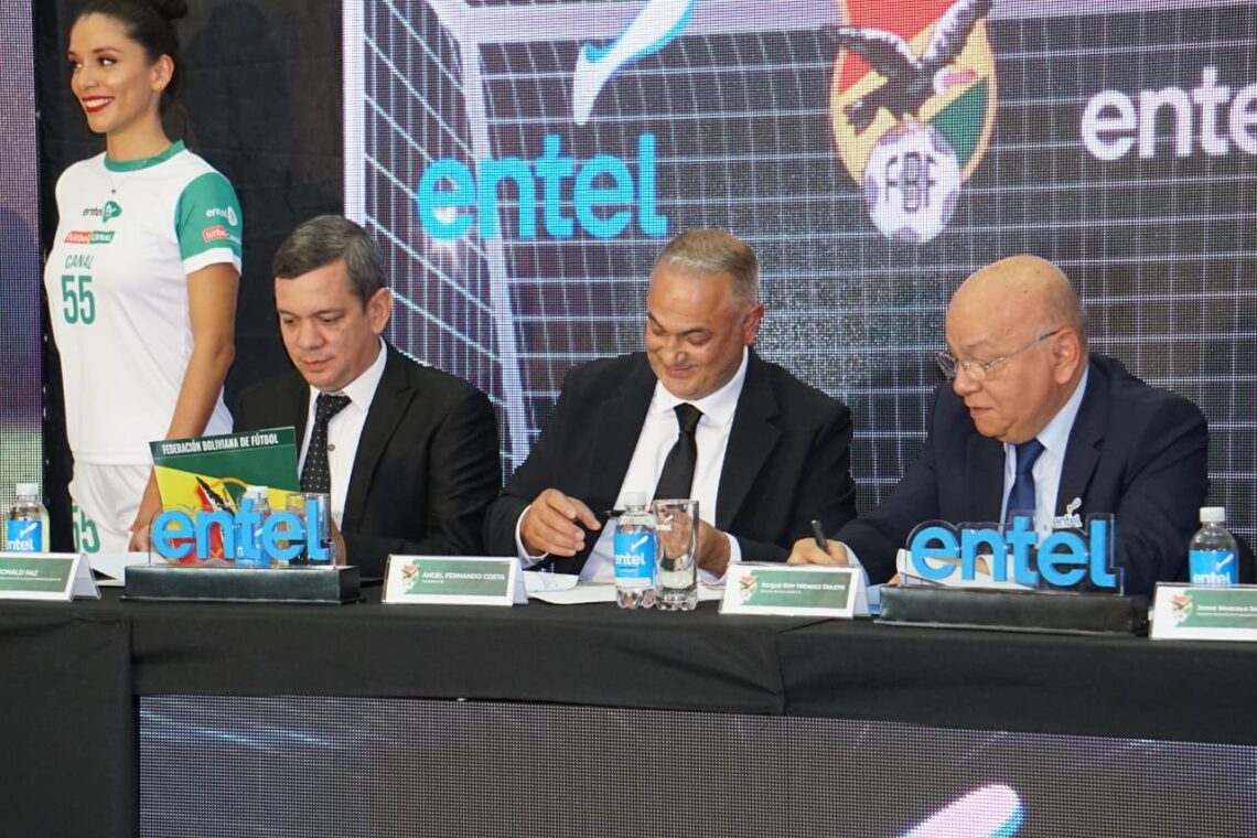 La directiva de la FBF y los ejecutivos de Entel en la firma de la Alianza estratégica.