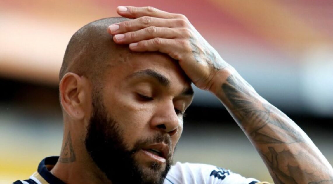 Dani Alves tomándose la cabeza