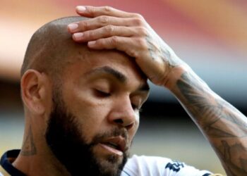 Dani Alves tomándose la cabeza