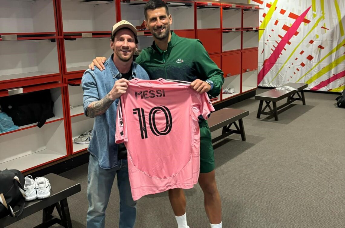 El argentino Lionel Messi junto a Novak Djokovic en un encuentro de titanes.