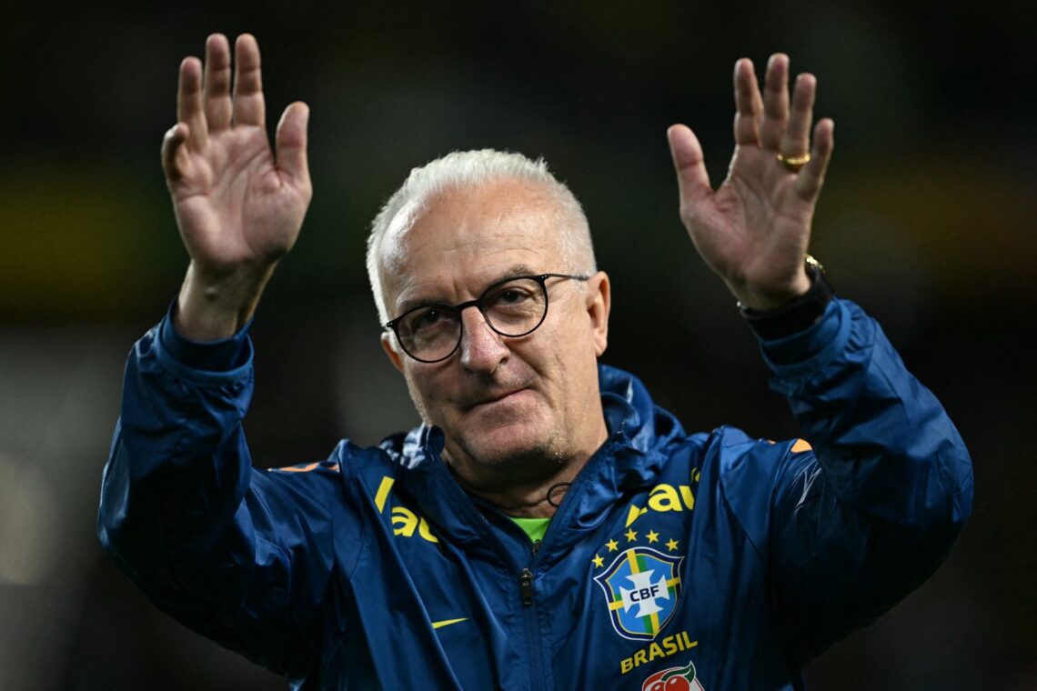 El entrenador brasileño Dorival Junior saluda en un partido anterior.