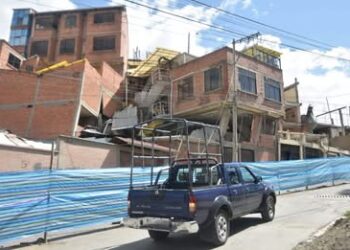 La Alcaldía realiza un monitoreo de la zona afectada en la avenida Francisco Bedregal. Foto: AMUN.