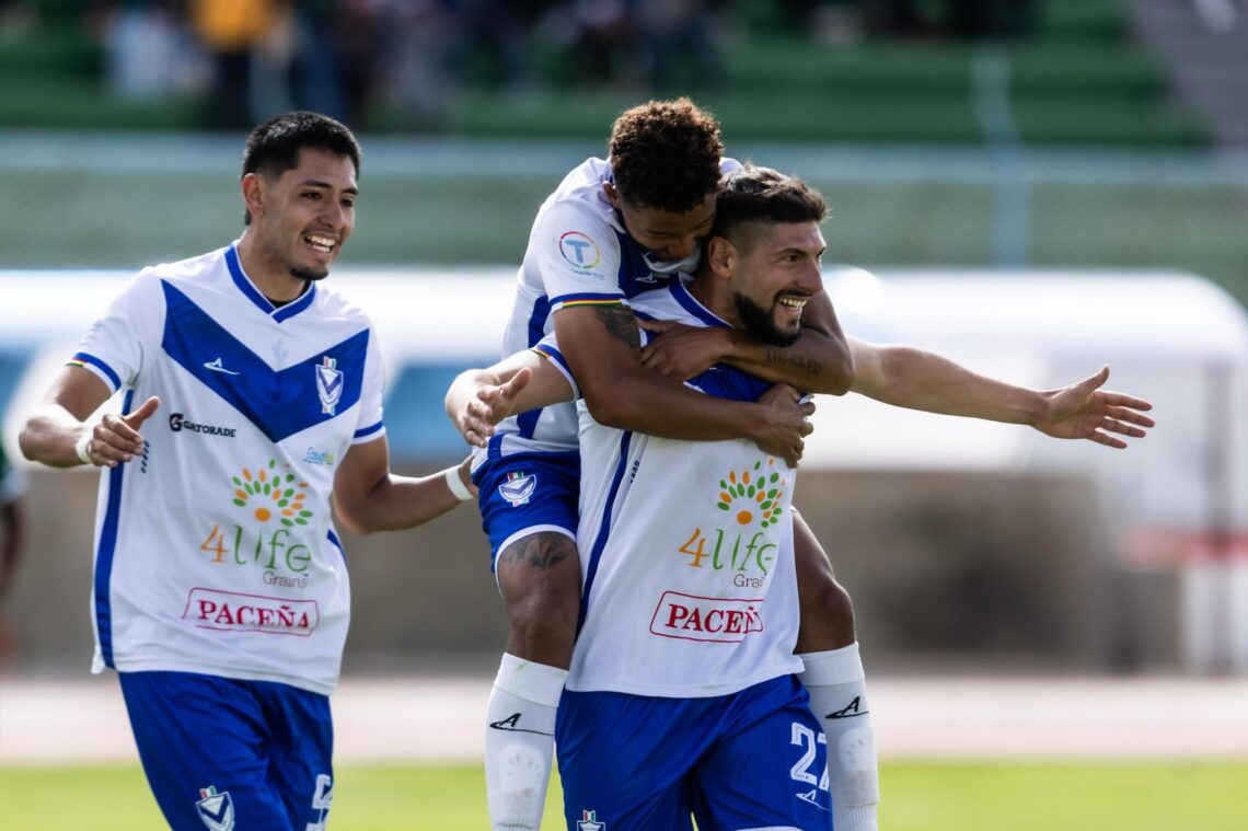 Ezequiel Micheli festeja su gol y es felicitado por sus compañeros ayer en Oruro.