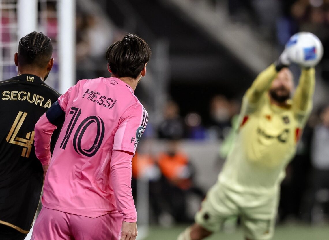 Messi observa cómo el portero argentino Ustari agarra el balón