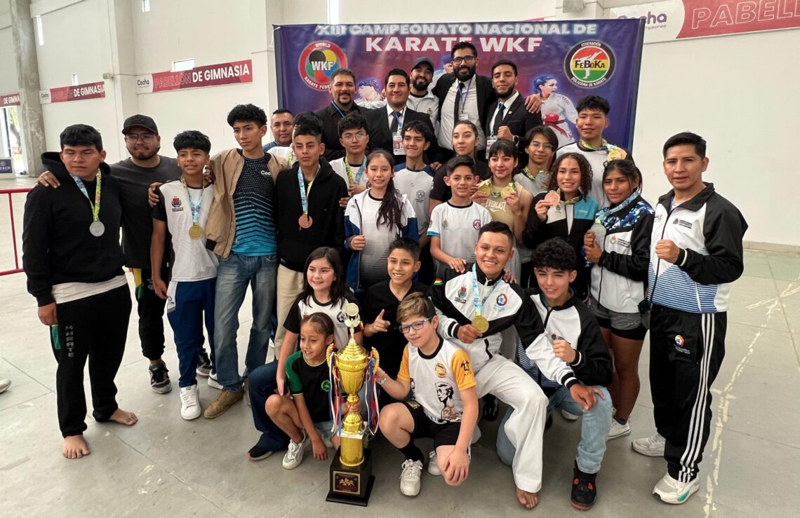La delegación cochabambins de Karate Olímpico.