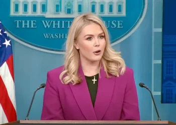 Karoline Leavitt anunció criticó el anuncio de Amazon