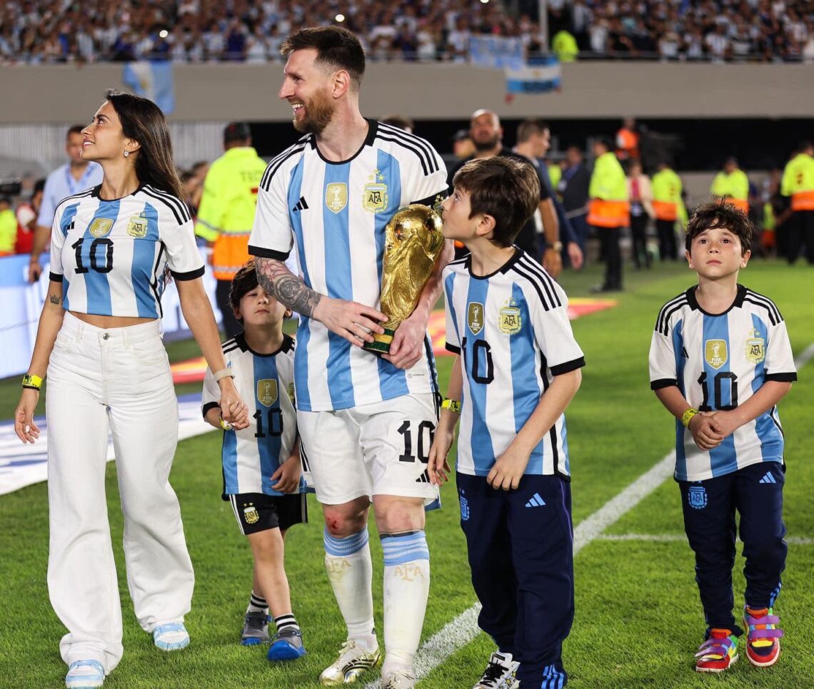 Lionel Messi y su familia con la Copa del Mundo en brazos.
