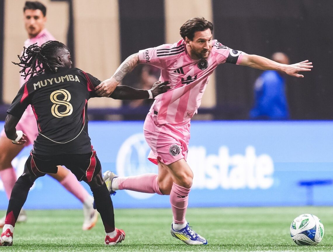 Lionel Messi supera a Tristan Muyumba (Atlanta United).