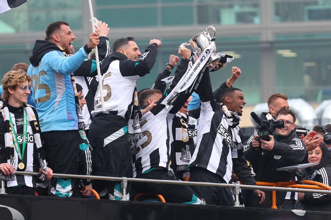 Los jugadores celebran con la afición.