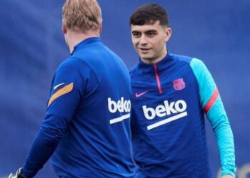 Koeman junto a Pedri cuando compartían equipo en el FC Barcelona.