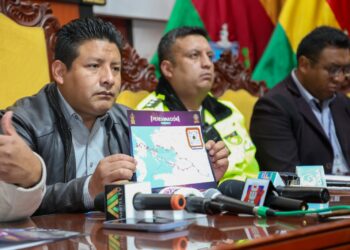 El gobernador Santos Quispe y otras autoridades presentaron la ruta. Foto: Gobernación de La Paz.