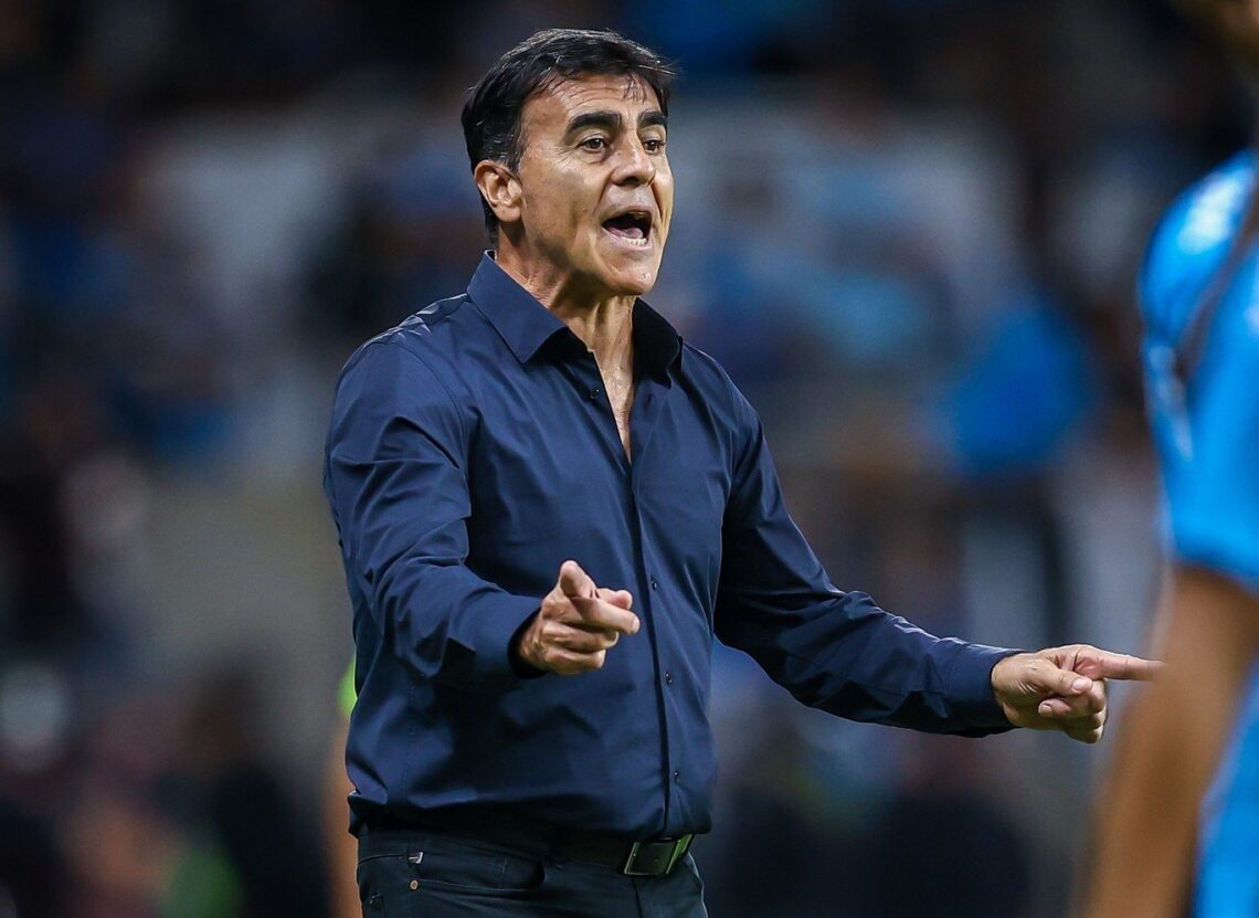 El DT Gustavo Quinteros en el partido Gremio y Flamengo en el Arena do Gremio.